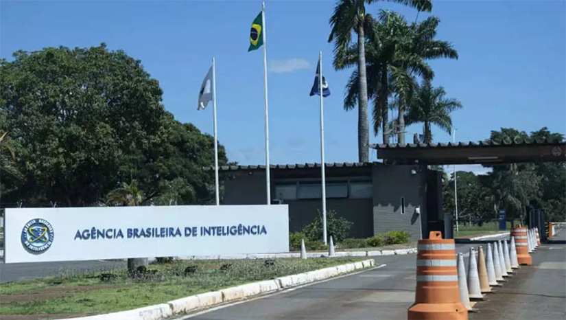 Imagem 1 -  [COLUNA ESPLANADA] O diretor-geral da Agência Brasileira de Inteligência, o ex-delegado federal Luiz Fernando Côrrea, balança no cargo. Nos corredores do Palácio, o presidente apenas espera a poeira baixar para anunciar reforma geral no órgão. Ainda assim, Côrrea tenta atrair políticos à agência como forma de angariar apoio e seguir no cargo. Ocorre que a maioria dos deputados governistas e oposicionistas sondados desdenham dos convites para cafés e almoços. Ninguém quer correr o risco de ser visto como apoiador de Côrrea e depois ficar rifado por outro eventual diretor. Eventos de caráter acadêmico, organizados pela Escola de Inteligência, também têm sido esvaziados.