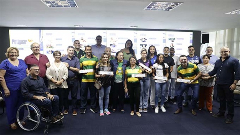 Imagem 1 - São 14 atletas, um técnico em halterofilismo dois médicos e uma enfermeira que estão incorporados à delegação brasileira. Os atletas são das modalidades canoagem, natação, atletismo, goal ball e 2 atletas guia. A delegação brasileira contará com 274 participantes em Paris. Essa é a maior delegação brasileira convocada para uma edição dos Jogos fora do Brasil. “Aos que vão representar o Rio Grande do Norte e o Brasil em Paris nas várias modalidades desejamos boa sorte, inspiração e energia. Contem com nosso apoio e torcida”, afirmou a governadora Fátima Bezerra ao receber a delegação no auditório da Governadoria. Imagem 1 - São 14 atletas, um técnico em halterofilismo dois médicos e uma enfermeira que estão incorporados à delegação brasileira. Os atletas são das modalidades canoagem, natação, atletismo, goal ball e 2 atletas guia. A delegação brasileira contará com 274 participantes em Paris. Essa é a maior delegação brasileira convocada para uma edição dos Jogos fora do Brasil. “Aos que vão representar o Rio Grande do Norte e o Brasil em Paris nas várias modalidades desejamos boa sorte, inspiração e energia. Contem com nosso apoio e torcida”, afirmou a governadora Fátima Bezerra ao receber a delegação no auditório da Governadoria.