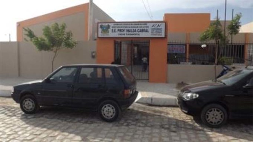 Imagem 1 -  A governadora Fátima Bezerra assinou ordens de serviço para a reforma e manutenção de 11 escolas estaduais, abrangendo sete Diretorias Regionais de Educação (DIREC). Em Mossoró as escolas contempladas serão: Escola Estadual de Tempo Integral Cunha da Mota e Escola Estadual Professora Inalda Cabral, na 12ª DIREC. Ainda em Mossoró, já está em reforma a Escola Estadual Eleizeu Viana. A ação representa um investimento de R$ 4,9 milhões dentro do programa Nova Escola Potiguar.