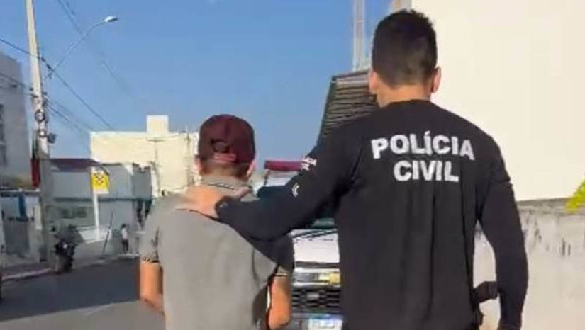 Imagem 1 - Condenado à 12 anos por um crime de estupro de vulnerável em Luís Gomes é preso em Uiraúna/PB. A prisão do criminoso aconteceu na manhã desta segunda-feira (22). Contra ele, havia um mandado de prisão definitiva, expedido pela Comarca de Luís Gomes. O crime, cometido contra uma criança de apenas 5 anos, aconteceu em agosto de 2018, no município do oeste potiguar. De acordo com o delegado Ruan Gabriel, após a expedição do mandado de prisão definitivo, a polícia civil do RN conseguiu localizar o homem na cidade de Uiraúna, na Paraíba, e acionou a polícia local, que efetivou a prisão. Imagem 1 - Condenado à 12 anos por um crime de estupro de vulnerável em Luís Gomes é preso em Uiraúna/PB. A prisão do criminoso aconteceu na manhã desta segunda-feira (22). Contra ele, havia um mandado de prisão definitiva, expedido pela Comarca de Luís Gomes. O crime, cometido contra uma criança de apenas 5 anos, aconteceu em agosto de 2018, no município do oeste potiguar. De acordo com o delegado Ruan Gabriel, após a expedição do mandado de prisão definitivo, a polícia civil do RN conseguiu localizar o homem na cidade de Uiraúna, na Paraíba, e acionou a polícia local, que efetivou a prisão.