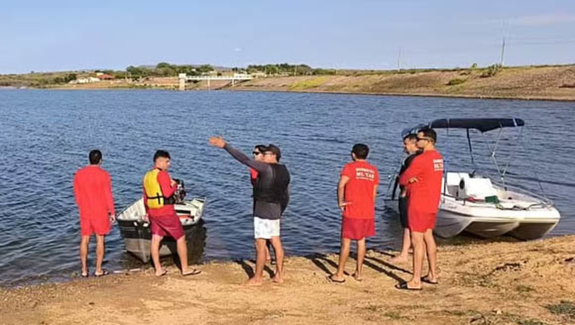 Imagem 1 - Buscas por subtenente da PM desaparecido na barragem de Pau dos Ferros são retomadas. De acordo com o 1º Tenente Paiva, Comandante do 2º Subgrupamento de Bombeiros no município, as buscas por Sandro Barbosa Soares foram retomadas por volta das 5h desta quarta-feira (24), com 5 militares realizando patrulhamento em uma embarcação. Por volta das 8h, mergulhadores do quartel de Mossoró chegaram a Pau dos Ferros, para reforçar os trabalhos. O subtenente da polícia militar desapareceu na tarde desta terça-feira (23), após mergulhar na barragem, onde passeava com amigos, e não retornar à superfície. Imagem 1 - Buscas por subtenente da PM desaparecido na barragem de Pau dos Ferros são retomadas. De acordo com o 1º Tenente Paiva, Comandante do 2º Subgrupamento de Bombeiros no município, as buscas por Sandro Barbosa Soares foram retomadas por volta das 5h desta quarta-feira (24), com 5 militares realizando patrulhamento em uma embarcação. Por volta das 8h, mergulhadores do quartel de Mossoró chegaram a Pau dos Ferros, para reforçar os trabalhos. O subtenente da polícia militar desapareceu na tarde desta terça-feira (23), após mergulhar na barragem, onde passeava com amigos, e não retornar à superfície.