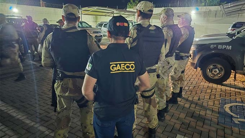 Imagem 1 - O MPRN apurou que a organização criminosa traficava drogas em Caicó. Também há indícios que o grupo tem envolvimento com receptação de produtos roubados e porte ilegal de arma de fogo. Durante o cumprimento dos mandados, foram apreendidos aparelhos de telefonia celular. O material apreendido será analisado pelo MPRN, que ainda apura o envolvimento de outras pessoas com a organização criminosa e o cometimento de outros crimes pelo grupo. Imagem 1 - O MPRN apurou que a organização criminosa traficava drogas em Caicó. Também há indícios que o grupo tem envolvimento com receptação de produtos roubados e porte ilegal de arma de fogo. Durante o cumprimento dos mandados, foram apreendidos aparelhos de telefonia celular. O material apreendido será analisado pelo MPRN, que ainda apura o envolvimento de outras pessoas com a organização criminosa e o cometimento de outros crimes pelo grupo.
