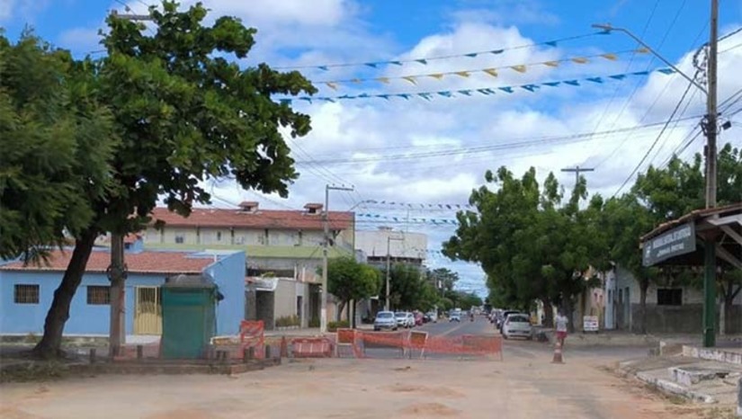 Imagem 1 - A Caern informou que já refez o trecho da tubulação do coletor tronco de esgoto que afundou. Os efluentes foram canalizados para a nova tubulação resolvendo o transtorno temporário em ruas próximas do serviço como as imediações do Vuco Vuco. Na manhã desta quinta- feira (25) ocorreu o fechamento da escavação e no período da tarde começa o calçamento desta primeira etapa da obra. O trecho da Avenida Alberto Maranhão, entre a Afonso Pena e Delfim Moreira no Bom Jardim, será liberado até o final da tarde de sábado (27). Imagem 1 - A Caern informou que já refez o trecho da tubulação do coletor tronco de esgoto que afundou. Os efluentes foram canalizados para a nova tubulação resolvendo o transtorno temporário em ruas próximas do serviço como as imediações do Vuco Vuco. Na manhã desta quinta- feira (25) ocorreu o fechamento da escavação e no período da tarde começa o calçamento desta primeira etapa da obra. O trecho da Avenida Alberto Maranhão, entre a Afonso Pena e Delfim Moreira no Bom Jardim, será liberado até o final da tarde de sábado (27).