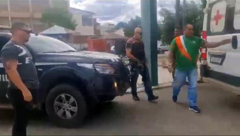 Imagem 1 - Após confronto, polícia prende membro de facção cearense que se escondia em Porto do Mangue. A prisão do suspeito, um homem de 20 anos, aconteceu nesta quinta-feira (25). Ao avistar a presença dos policiais civis no imóvel onde ele estava se escondendo, o homem empreendeu fuga. A perseguição se estendeu por cerca de 500 metros, com troca de tiros entre o foragido e os agentes, que terminou com o suspeito baleado. Imediatamente, ele foi socorrido ao hospital de Porto do Mangue e, posteriormente, transferido para um HRTM, em Mossoró, onde permanecerá até receber alta, para ser encaminhado ao sistema prisional. Imagem 1 - Após confronto, polícia prende membro de facção cearense que se escondia em Porto do Mangue. A prisão do suspeito, um homem de 20 anos, aconteceu nesta quinta-feira (25). Ao avistar a presença dos policiais civis no imóvel onde ele estava se escondendo, o homem empreendeu fuga. A perseguição se estendeu por cerca de 500 metros, com troca de tiros entre o foragido e os agentes, que terminou com o suspeito baleado. Imediatamente, ele foi socorrido ao hospital de Porto do Mangue e, posteriormente, transferido para um HRTM, em Mossoró, onde permanecerá até receber alta, para ser encaminhado ao sistema prisional.