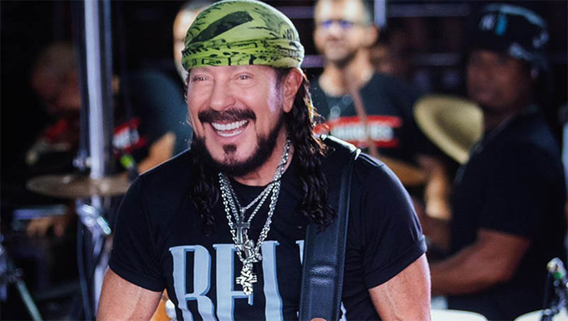 Imagem 1 -  Bell Marques se apresentará pela primeira vez no Thermas Hall no próximo dia 10 de agosto. Conhecido por seu carisma e talento inigualável, o rei do axé trará um repertório repleto de sucessos que marcaram gerações. Com sua energia contagiante e presença de palco cativante, ele garantirá que todos os presentes vivam uma experiência única. O line-up contará, também, com Núzio Medeiros e Alex do Acordeon. O evento contará com dois espaços, sendo o Camarote Open Bar, que contará com seleção de bebidas premium, e a área Vip. As vendas do 3° lote foram iniciadas e o público pode parcelar em até 2x sem juros nos cartões.