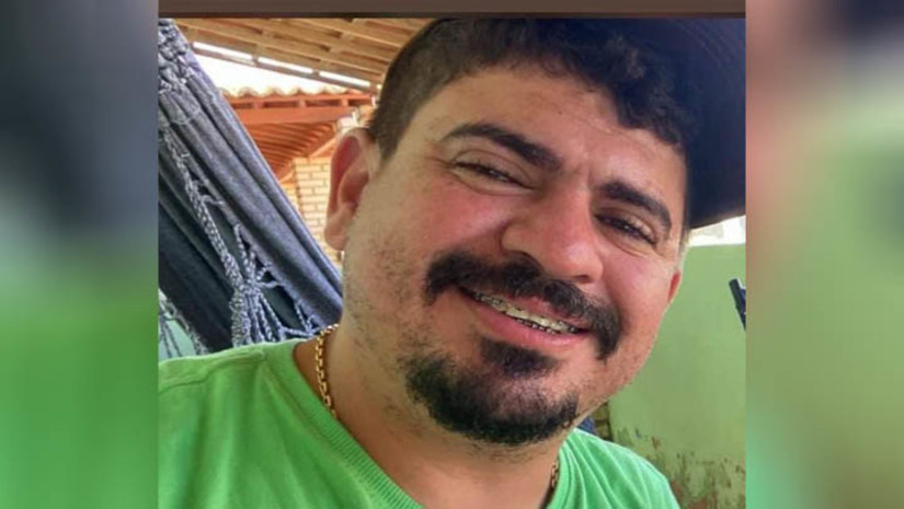 Imagem 1 - Polícia registra um óbito e duas pessoas feridas no Distrito de Santo Antônio, em Severiano Melo. O crime aconteceu por volta das 20h40 desta quinta-feira (25), em um bar localizado no distrito. Segundo informações da Polícia Militar, a vítima, identificada como Heverton Moura Freitas, conhecido como “Fofinho”, estava bebendo com amigos, quando duas pessoas chegaram ao local encapuzadas, já atirando. Ao perceber a movimentação, Heverton correu e se trancou em um banheiro que havia próximo, mas os suspeitos arrombaram a porta e o executaram. Populares ainda chegaram a tentar socorrê-lo para a unidade de saúde do município, mas ele entrou em óbito dentro do próprio carro. Além da vítima fatal, uma mulher de 30 anos e um homem de 46 anos também foram baleados, mas não correm risco de morte. Imagem 1 - Polícia registra um óbito e duas pessoas feridas no Distrito de Santo Antônio, em Severiano Melo. O crime aconteceu por volta das 20h40 desta quinta-feira (25), em um bar localizado no distrito. Segundo informações da Polícia Militar, a vítima, identificada como Heverton Moura Freitas, conhecido como “Fofinho”, estava bebendo com amigos, quando duas pessoas chegaram ao local encapuzadas, já atirando. Ao perceber a movimentação, Heverton correu e se trancou em um banheiro que havia próximo, mas os suspeitos arrombaram a porta e o executaram. Populares ainda chegaram a tentar socorrê-lo para a unidade de saúde do município, mas ele entrou em óbito dentro do próprio carro. Além da vítima fatal, uma mulher de 30 anos e um homem de 46 anos também foram baleados, mas não correm risco de morte.