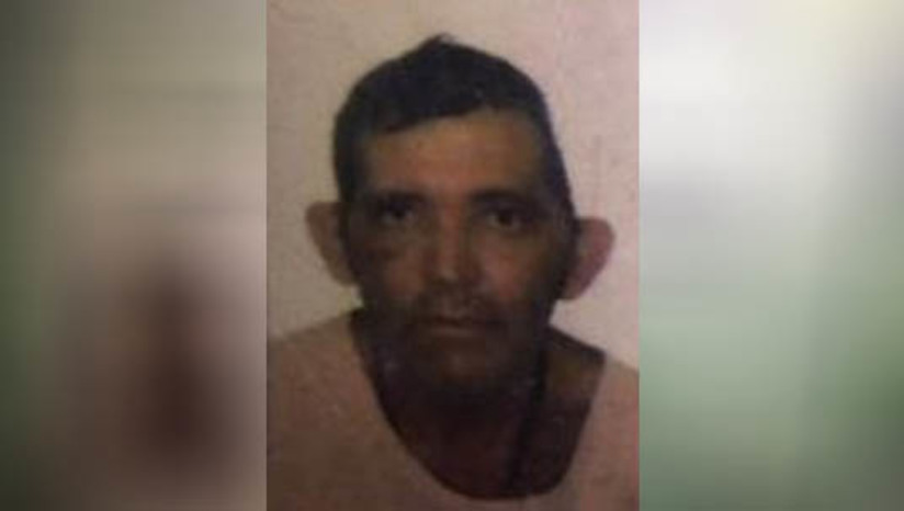 Imagem 1 - Homem encontrado morto no bairro Santo Antônio foi vítima de descarga elétrica. O caso aconteceu por volta das 20h desta quinta-feira (25). Francisco Wellington Freire Marques, de 52 anos, foi encontrado caído, dentro da própria residência. Uma ambulância do Samu foi acionada e constatou o óbito, sendo acionadas a polícia civil e o Itep. De acordo com o perito Álamo Silva, não foram identificados sinais de arrombamento na casa e apesar de haver sangue no local, não foi possível identificar, de imediato, o que teria provocado a morte. O corpo de Francisco foi removido para a sede do órgão, onde passou por exame de necropsia, que constatou o óbito por descarga elétrica. Imagem 1 - Homem encontrado morto no bairro Santo Antônio foi vítima de descarga elétrica. O caso aconteceu por volta das 20h desta quinta-feira (25). Francisco Wellington Freire Marques, de 52 anos, foi encontrado caído, dentro da própria residência. Uma ambulância do Samu foi acionada e constatou o óbito, sendo acionadas a polícia civil e o Itep. De acordo com o perito Álamo Silva, não foram identificados sinais de arrombamento na casa e apesar de haver sangue no local, não foi possível identificar, de imediato, o que teria provocado a morte. O corpo de Francisco foi removido para a sede do órgão, onde passou por exame de necropsia, que constatou o óbito por descarga elétrica.