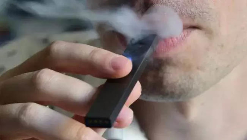 Imagem 1 -  [COLUNA ESPLANADA] Os resultados apresentados há dias pela British American Tobacco (BAT), líder mundial na produção de cigarros – que no Brasil é dona da antiga Souza Cruz – mostraram que cerca de 18% da receita global da companhia no 1º semestre resultou de produtos que não emitem fumaça, como cigarros eletrônicos (os vapes), regulamentados em mais de 80 países como alternativa de menor dano para fumantes adultos. Mas aqui no Brasil, proibição da Anvisa vigente desde 2009 barra a regulamentação específica para as novas categorias e inviabiliza a operação da indústria legal nesses segmentos. Resultado na praça: controle do vape pelo crime organizado, contrabando e sonegação de impostos das cigarreiras piratas de outros países, como vizinhos latinos ou asiáticos.