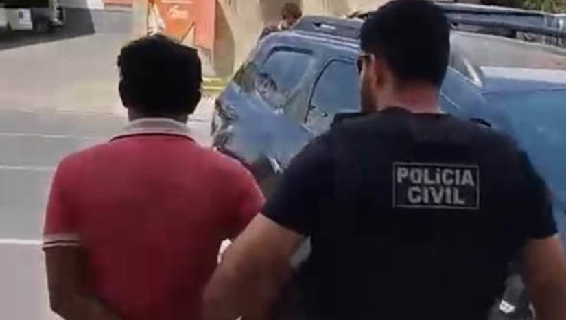 Imagem 1 - Suspeito da prática do crime de roubo é preso no Planalto 13 de Maio, em Mossoró. A prisão aconteceu nesta segunda-feira (29). De acordo com as investigações, cpnduzidas pela equipe da Defur, o homem, de 36 anos, já tinha passagem pela polícia e também é investigado pela prática de outros crimes de roubo, além de tráfico de drogas, ameaça, falsidade ideológica e porte ilegal de arma de fogo. Também ficou constatado que ele realizou diversas ações criminosas na região. Imagem 1 - Suspeito da prática do crime de roubo é preso no Planalto 13 de Maio, em Mossoró. A prisão aconteceu nesta segunda-feira (29). De acordo com as investigações, cpnduzidas pela equipe da Defur, o homem, de 36 anos, já tinha passagem pela polícia e também é investigado pela prática de outros crimes de roubo, além de tráfico de drogas, ameaça, falsidade ideológica e porte ilegal de arma de fogo. Também ficou constatado que ele realizou diversas ações criminosas na região.