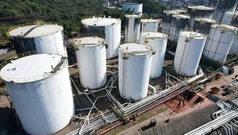 Imagem 1 -  [COLUNA ESPLANADA] A Agência Nacional de Petróleo (ANP) fechou o cerco à formuladora de combustíveis Copape, de São Paulo, após uma série de irregularidades encontradas na empresa, e cancelou na última sexta-feira a sua licença de operação. Não bastasse isso, semana passada a Justiça paulista aceitou denúncia contra seus proprietários por lavagem de dinheiro. A Copape também é investigada por suspeita de ligações com a facção PCC. O mais surpreendente nesse cenário é que, mesmo proibida de produzir e comercializar combustíveis, a empresa vem anunciando que retomará suas atividades através da GT Formuladora, localizada em Osasco, na Grande São Paulo. Olho neles!