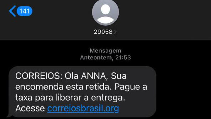 Imagem 1 - Correios alertam para golpe com mensagens falsas sobre taxação de encomenda. De acordo com a empresa, estelionatários estão enviando SMS, e-mail ou um WhatsApp informando a necessidade de pagamento de taxa para liberação de uma encomenda, com um link que leva a uma página falsa com a logomarca dos Correios, para que o pagamento seja feito. Os Correios orientam que, em caso de dúvidas, os clientes procurem sempre os canais oficiais da empresa, seja o site ou perfis nas redes sociais. Imagem 1 - Correios alertam para golpe com mensagens falsas sobre taxação de encomenda. De acordo com a empresa, estelionatários estão enviando SMS, e-mail ou um WhatsApp informando a necessidade de pagamento de taxa para liberação de uma encomenda, com um link que leva a uma página falsa com a logomarca dos Correios, para que o pagamento seja feito. Os Correios orientam que, em caso de dúvidas, os clientes procurem sempre os canais oficiais da empresa, seja o site ou perfis nas redes sociais.