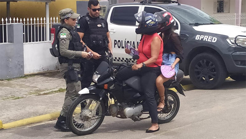 Imagem 1 -  Forças de segurança iniciam operação conjunta com ações de combate à violência doméstica. A operação “Shamar” será realizada em todo o país, ao longo do mês de agosto. No RN, a coordenação é da Sesed, com colaboração da Secretaria de Estado das Mulheres, da Juventude, da Igualdade Racial e dos Direitos Humanos (SEMJIDH). Participam a Polícia Militar, Polícia Civil, Corpo de Bombeiros, Itep e guardas municipais de Natal, Parnamirim, São Gonçalo do Amarante e Ceará-Mirim. Mandados de prisão também estão sendo cumpridos. Em 2023, 55 homens foram presos durante a operação no RN. Duas armas brancas e 21 armas de fogo ainda foram apreendidas. Ao todo, 823 boletins de ocorrência foram registrados e 873 vítimas atendidas, além da concessão de 341 medidas protetivas.