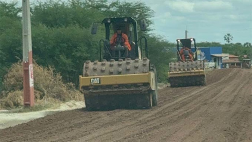 Imagem 1 - As obras, que fazem parte do Lote 1 do Programa de Restauração de Rodovias Estaduais, tem investimento aproximado de R$ 4,5 milhões e foram antecipadas para que a nova rodovia fique pronta antes do início da alta temporada de verão. A expectativa do secretario de infraestrutura do estado, Gustavo Coelho, é a obra seja concluída em setembro. A Dehon Caenga é uma importante via de interligação de municípios da Costa Branca. Além de contribuir para impulsionar o turismo local, também ajuda no escoamento da produção salineira entre os municípios de Areia Branca, Tibau e Grossos, até a divisa com o Ceará. Imagem 1 - As obras, que fazem parte do Lote 1 do Programa de Restauração de Rodovias Estaduais, tem investimento aproximado de R$ 4,5 milhões e foram antecipadas para que a nova rodovia fique pronta antes do início da alta temporada de verão. A expectativa do secretario de infraestrutura do estado, Gustavo Coelho, é a obra seja concluída em setembro. A Dehon Caenga é uma importante via de interligação de municípios da Costa Branca. Além de contribuir para impulsionar o turismo local, também ajuda no escoamento da produção salineira entre os municípios de Areia Branca, Tibau e Grossos, até a divisa com o Ceará.