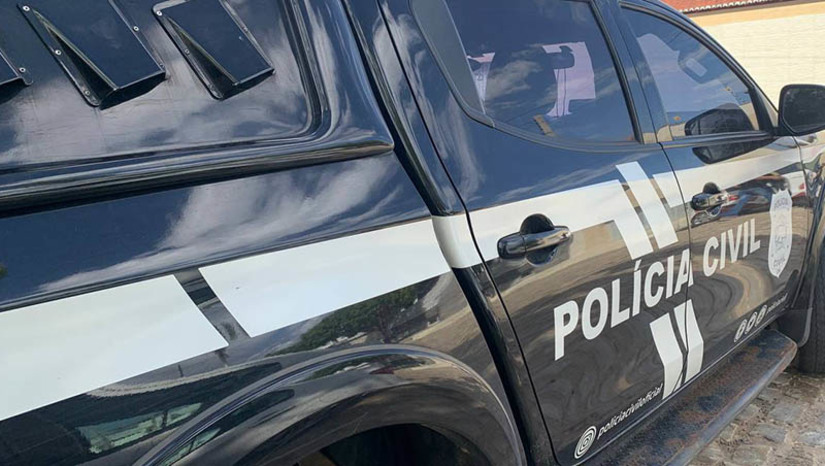 Imagem 1 - O mandado de prisão foi cumprido nesta quarta-feira (31), em uma unidade de saúde onde o suspeito encontra-se internado. Segundo o delegado responsável pelas investigações, Raphael Laboissière, durante a execução do último crime do qual ele é suspeito, teria havido uma troca de tiros e ele acabou baleado. Ainda segundo o delegado, a investigação aponta para uma suspeita inicial de que os crimes tenham sido motivados pelo tráfico de drogas na região. Uma segunda pessoa, irmã do suspeito, também foi detida em flagrante por posse irregular de arma de fogo, mas pagou fiança e foi liberada. Imagem 1 - O mandado de prisão foi cumprido nesta quarta-feira (31), em uma unidade de saúde onde o suspeito encontra-se internado. Segundo o delegado responsável pelas investigações, Raphael Laboissière, durante a execução do último crime do qual ele é suspeito, teria havido uma troca de tiros e ele acabou baleado. Ainda segundo o delegado, a investigação aponta para uma suspeita inicial de que os crimes tenham sido motivados pelo tráfico de drogas na região. Uma segunda pessoa, irmã do suspeito, também foi detida em flagrante por posse irregular de arma de fogo, mas pagou fiança e foi liberada.