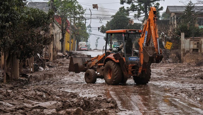   [COLUNA ESPLANADA] Tal como em regiões de países devastados por guerras, quando grandes multinacionais apresentam projetos para reconstrução de cidades, grandes empreiteiras do Rio de Janeiro e São Paulo já enviam seus lobistas e representantes a Porto Alegre e cidades atingidas pelas enchentes para propor negócios a prefeitos e ao Governo do Estado. Fundos de investimentos também estão no páreo, apurou a Coluna com uma fonte que acompanha de perto as tratativas para obras de ruas, rodovias, esgoto, drenagem e afins. O foco é a habitação – serão demandadas 30 mil novas casas. Os CEOs estão agressivos na oferta. Procuram pequenas construtoras locais com acesso aos prefeitos para comprar seus projetos ou créditos futuros. Mas a Polícia Civil já detectou movimentos.