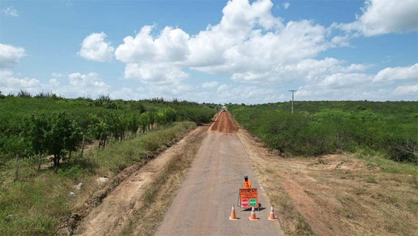 Imagem 1 -  Governo do RN inicia restauração da RN-203, entre São Paulo do Potengi e São Tomé. O novo trecho compreende 38 quilômetros de extensão integrantes do Lote 3 do Programa. O Lote contempla 242,9 quilômetros de estradas na malha rodoviária estadual no Litoral Norte, Litoral Oriental e Agreste Potiguar e também é chamado de “lote do turismo”. Este é o terceiro trecho rodoviário do Agreste com obras de restauração em andamento. Os outros dois são os da RN-093, de Passa e Fica até a divisa com a Paraíba, e o da RN-120, que vai de São Paulo do Potengi até o entroncamento com a BR-304 no município de Santa Maria.