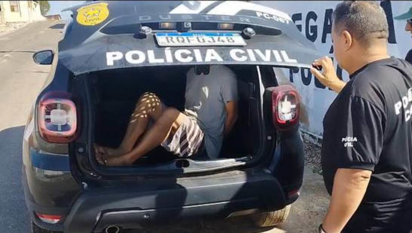 Imagem 1 -  Homem de 39 anos é preso em Tibau por descumprir medida protetiva. A prisão aconteceu na manhã desta quinta-feira (1º). O suspeito foi encontrado próximo à residência da vítima. Contra ele, havia uma medida protetiva concedida pela 1ª Vara da Comarca de Areia Branca. Os policiais também constataram que o homem já possuía passagem pela polícia por conflitos familiares. Ele foi conduzido à Delegacia de Tibau, para a realização dos procedimentos legais e, em seguida, encaminhado ao sistema prisional, onde permanecerá à disposição da Justiça.