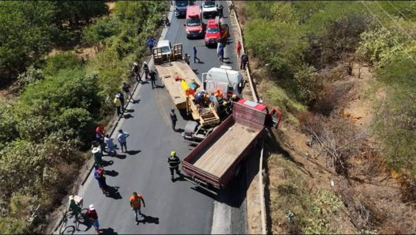 Imagem 1 - Colisão na RN-015 deixa três pessoas feridas entre Mossoró e Baraúna. O caso aconteceu na manhã desta sexta-feira (2). O condutor de uma carreta teria perdido o controle do veículo ao tentar evitar a colisão com um carro de passeio, que teria freado bruscamente a sua frente. Com isso, acabou saindo da pista e colidindo com um caminhão que seguia no sentido contrário. As vítimas não chegaram a ficar presas às ferragens, mas precisaram de atendimento dos corpo de bombeiros e do Samu para serem retiradas dos veículos e levadas ao HRTM. O acesso às duas cidades pela rodovia ficou bloqueado por cerca de 3 horas. Imagem 1 - Colisão na RN-015 deixa três pessoas feridas entre Mossoró e Baraúna. O caso aconteceu na manhã desta sexta-feira (2). O condutor de uma carreta teria perdido o controle do veículo ao tentar evitar a colisão com um carro de passeio, que teria freado bruscamente a sua frente. Com isso, acabou saindo da pista e colidindo com um caminhão que seguia no sentido contrário. As vítimas não chegaram a ficar presas às ferragens, mas precisaram de atendimento dos corpo de bombeiros e do Samu para serem retiradas dos veículos e levadas ao HRTM. O acesso às duas cidades pela rodovia ficou bloqueado por cerca de 3 horas.
