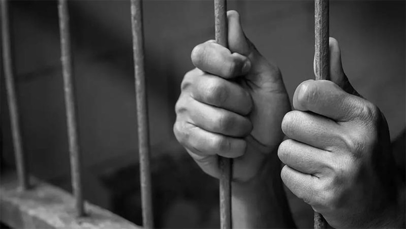 Imagem 1 - Condenado pelo crime de estupro de vulnerável é preso em Areia Branca. A prisão do homem, de 48 anos, aconteceu nesta sexta-feira (2). De acordo com as investigações, os policiais civis foram noticiados a respeito de uma pessoa com sentença condenação pelo crime de estupro de vulnerável, ocorrido no município de Natal, e que estava morando na zona central de Areia Branca. A equipe se deslocou até o local e realizou o cumprimento ao mandado de prisão, expedido pela Comarca da capital. Imagem 1 - Condenado pelo crime de estupro de vulnerável é preso em Areia Branca. A prisão do homem, de 48 anos, aconteceu nesta sexta-feira (2). De acordo com as investigações, os policiais civis foram noticiados a respeito de uma pessoa com sentença condenação pelo crime de estupro de vulnerável, ocorrido no município de Natal, e que estava morando na zona central de Areia Branca. A equipe se deslocou até o local e realizou o cumprimento ao mandado de prisão, expedido pela Comarca da capital.