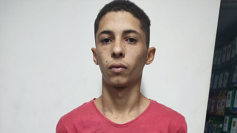 Imagem 1 - Junto com o suspeito de atirar no prefeito Alberone Neri e também no engenheiro Erlando Lopes, dia 1 em Pau dos Ferros, os policiais prenderam outros dois por tráfico de drogas e por dá guarita aos assaltantes. Foram autuados por tráfico de drogas. Quanto ao suspeito Hélio Tales da Silva Freire, de 20 anos, que foi reconhecido pelas vítimas, vai responder na Justiça por tentativa de latrocínio, que o Código Penal prevê de 12 a 30 anos de prisão. Imagem 1 - Junto com o suspeito de atirar no prefeito Alberone Neri e também no engenheiro Erlando Lopes, dia 1 em Pau dos Ferros, os policiais prenderam outros dois por tráfico de drogas e por dá guarita aos assaltantes. Foram autuados por tráfico de drogas. Quanto ao suspeito Hélio Tales da Silva Freire, de 20 anos, que foi reconhecido pelas vítimas, vai responder na Justiça por tentativa de latrocínio, que o Código Penal prevê de 12 a 30 anos de prisão.