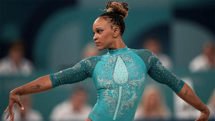 Imagem 1 -  Maior medalhista olímpica do Brasil, Rebeca Andrade conquista o ouro no solo. Rebeca Andrade embalou a Arena Bercy, nesta segunda-feira (5), e fechou sua participação nos Jogos Olímpicos Paris 2024 com um espetacular ouro no solo, com nota 14.166. Essa é a sexta medalha olímpica da paulista, que agora é absoluta como maior medalhista olímpica do Brasil, à frente de Robert Scheidt e Torben Grael, com cinco cada. Esta foi a primeira vez que uma mulher brasileira foi ao pódio olímpico no aparelho. Até então o melhor resultado era um quinto lugar, conquistado pela própria Rebeca em Tóquio 2020 e por Daiane dos Santos em 2004. 