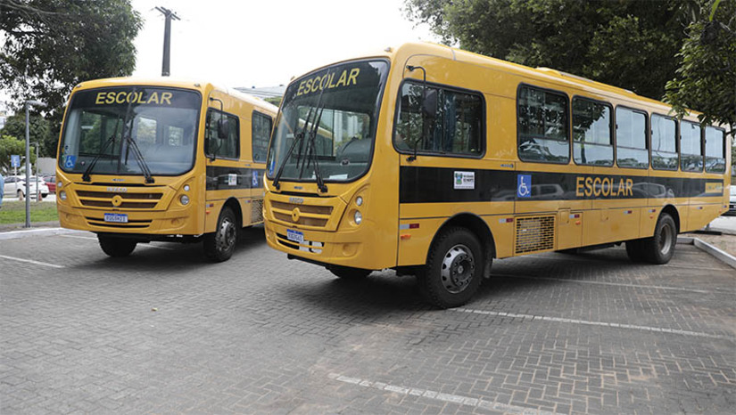 Imagem 1 -  Governo investe 9,8 milhões na aquisição de 21 novos ônibus escolares para o RN. A entrega da nova frota aconteceu nesta segunda-feira (5). A aquisição dos novos veículos foi viabilizada através de transferência voluntária da União para o Estado, intermediada pelo Fundo Nacional de Desenvolvimento da Educação (FNDE). Os ônibus foram comprados para substituir os 21 veículos escolares danificados em 2023, que incluíam cinco pertencentes à frota do Estado, 11 dos municípios e cinco de empresas que prestavam serviços de transporte escolar.