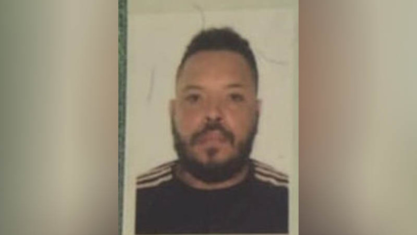 Imagem 1 - O crime aconteceu no dia 7 de janeiro, por volta das 13h50, no bar do Kadinho, no bairro Santo Antônio. A vítima foi identificada como Robson Salviano de Souza Pereira. O crime foi cometido por um homem de 36 anos, que já se encontra preso. A motivação, de acordo com a delegada Cristiane Magalhães, teria sido uma discussão ocorrida entre a vítima e o investigado, ocorrida poucas horas antes, em um outro bar. Robson foi alvejado com 4 tiros e morreu no local. Ainda segundo a delegada, o suspeito já se encontra custodiado na Cadeia Pública de Mossoró. Imagem 1 - O crime aconteceu no dia 7 de janeiro, por volta das 13h50, no bar do Kadinho, no bairro Santo Antônio. A vítima foi identificada como Robson Salviano de Souza Pereira. O crime foi cometido por um homem de 36 anos, que já se encontra preso. A motivação, de acordo com a delegada Cristiane Magalhães, teria sido uma discussão ocorrida entre a vítima e o investigado, ocorrida poucas horas antes, em um outro bar. Robson foi alvejado com 4 tiros e morreu no local. Ainda segundo a delegada, o suspeito já se encontra custodiado na Cadeia Pública de Mossoró.