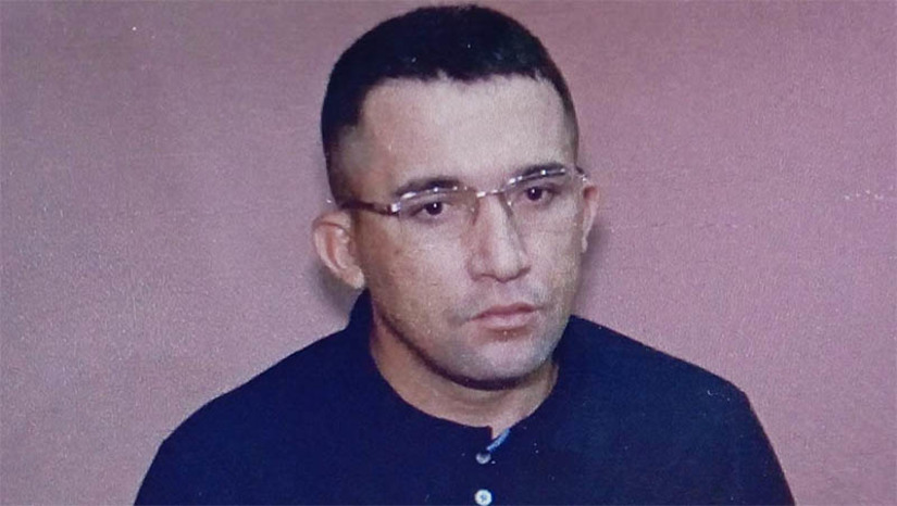 Imagem 1 -  Júri condena réu que matou o amigo por ter sido impedido de agredir uma mulher. Antônio Edgledson Lopes, de 28 anos, foi condenado a uma pena de 18 anos e 9 meses pelo homicídio de Antônio Marcos Bezerra do Vale. O julgamento acontece nesta quarta-feira (7), em Mossoró. O crime aconteceu em junho de 2023, na casa da vítima, no Belo Horizonte. Segundo o MPRN, com base no depoimento de testemunhas, a vítima e o assassino estavam bebendo, quando Edgledson discutiu e ameaçou uma mulher que estava com eles. Antônio Marcos então escondeu todas as facas que havia no local, para evitar que Edgledson se armasse e tentasse contra a vida da mulher. Nesse momento, o condenado foi a outro local pegar uma faca, retornou a casa da vítima e a acertou com uma cutilada.