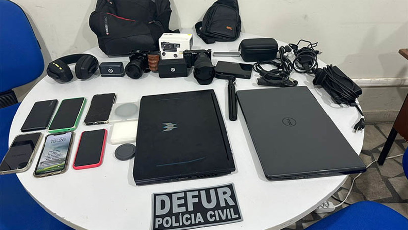 Imagem 1 - Equipamentos roubados em Baraúna avaliados em R$ 70 mil são recuperados em Mossoró. Os objetos, que haviam sido roubados de uma agência de publicidade, localizada no município de Baraúna, foram localizados na tarde desta quarta-feira (7), em Mossoró. Durante a operação, realizada pelas equipes da Defur e da 41ª Delegacia de Baraúna, três suspeitos foram conduzidos à delegacia pelo crime de receptação. Dois deles foram autuados em flagrante, enquanto o terceiro, por não estar em situação de flagrante, foi autuado pelo mesmo crime e responderá em liberdade. A investigação também chegou à identificação de outras duas pessoas, que teriam participado diretamente do roubo, e estão sendo procuradas. Imagem 1 - Equipamentos roubados em Baraúna avaliados em R$ 70 mil são recuperados em Mossoró. Os objetos, que haviam sido roubados de uma agência de publicidade, localizada no município de Baraúna, foram localizados na tarde desta quarta-feira (7), em Mossoró. Durante a operação, realizada pelas equipes da Defur e da 41ª Delegacia de Baraúna, três suspeitos foram conduzidos à delegacia pelo crime de receptação. Dois deles foram autuados em flagrante, enquanto o terceiro, por não estar em situação de flagrante, foi autuado pelo mesmo crime e responderá em liberdade. A investigação também chegou à identificação de outras duas pessoas, que teriam participado diretamente do roubo, e estão sendo procuradas.