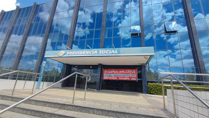 Imagem 1 -  Parte dos servidores do INSS em Mossoró paralisam atividade em apoio a greve nacional. A paralisação na agência do município acontece nesta quinta-feira (8) e sexta-feira (9). A adesão dos servidores de Mossoró ao movimento paredista tem impacto direto na análise dos pedidos de benefícios, reduzindo ainda drasticamente os atendimentos presenciais na unidade, limitados apenas à perícia médica. A greve foi deflagrada no dia 16 de julho e já atinge 26 estados.