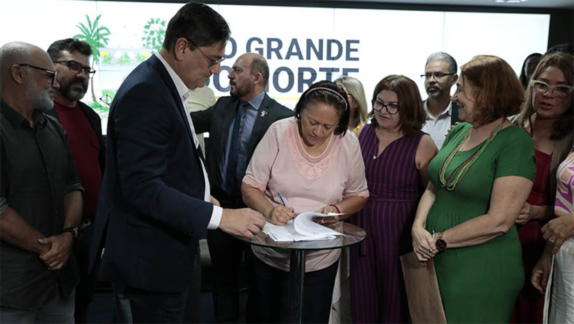 Imagem 1 -  Projetos que tratam da recomposição salarial dos servidores públicos do RN são enviados ao legislativo. Se aprovados, os quatro Projetos de Lei, enviados pelo Governo do Estado à ALRN, devem beneficiar mais de 20 categorias de servidores ativos, aposentados e pensionistas do Executivo Estadual, além de docentes e técnicos da UERN. “O fato mais importante e histórico é que, com a aprovação deste projeto de lei, os servidores passarão a ter uma política permanente de recomposição salarial. Isso significa que, uma vez sancionada, essa medida deixará de ser uma iniciativa de governo e se tornará uma ação do Estado”, afirmou Fátima Bezerra.