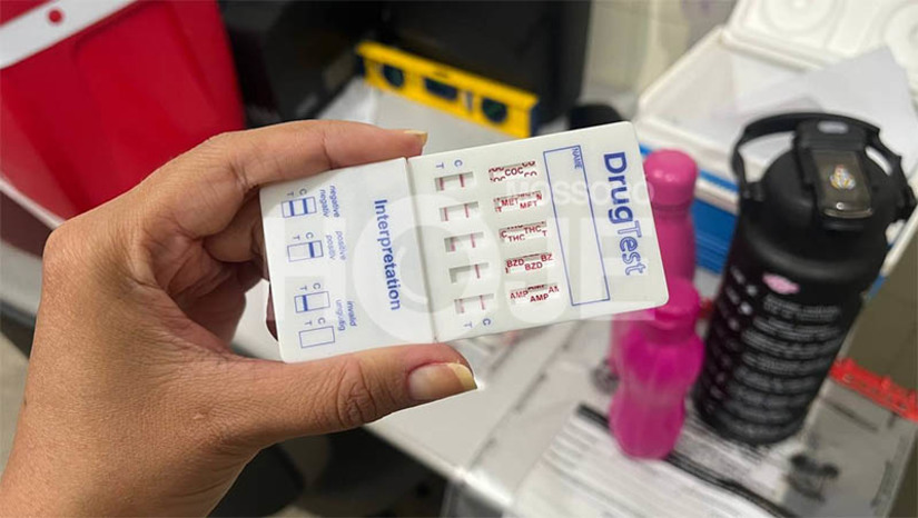 Imagem 1 -  Benzodiazepínico é encontrado em exame de adolescente intoxicado em Governador Dix-Sept Rosado. Os peritos do Itep detectaram a substância, encontrada em medicamentos hipnóticos e ansiolíticos, como o diazepam, por meio de uma amostra de urina do adolescente, de 13 anos, que está internado no Hospital Regional Tarcísio Maia, em Mossoró. Ele, juntamente com outras 10 crianças e adolescentes, com idades entre 7 e 13 anos, apresentaram sintomas de intoxicação, após ingerirem água, nesta quinta-feira (8). O caso aconteceu em uma escola do município de Governador Dix-Sept Rosado. O Itep recolheu amostras de água de um bebedouro, bem como das garrafas das vítimas. As amostras serão enviadas à Natal, de onde virá o laudo oficial. A polícia civil abriu investigação sobre o caso.