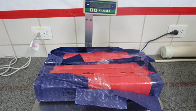 Imagem 1 - Operação Rastreio visa desarticular rede de tráfico interestadual de drogas. A operação foi deflagrada em Natal, nesta sexta-feira (9), pela polícia federal, com apoio da Área de Segurança dos Correios. Durante a ação, foram apreendidos aproximadamente 15 quilos de maconha enviado via postal. A operação foi iniciada a partir do monitoramento de encomendas enviadas de diversos estados brasileiros. Através de investigações minuciosas e do uso de técnicas avançadas de inteligência, os policiais identificaram um padrão de remessas realizadas por um único remetente, direcionadas a múltiplos destinatários no estado do Rio Grande do Norte. Imagem 1 - Operação Rastreio visa desarticular rede de tráfico interestadual de drogas. A operação foi deflagrada em Natal, nesta sexta-feira (9), pela polícia federal, com apoio da Área de Segurança dos Correios. Durante a ação, foram apreendidos aproximadamente 15 quilos de maconha enviado via postal. A operação foi iniciada a partir do monitoramento de encomendas enviadas de diversos estados brasileiros. Através de investigações minuciosas e do uso de técnicas avançadas de inteligência, os policiais identificaram um padrão de remessas realizadas por um único remetente, direcionadas a múltiplos destinatários no estado do Rio Grande do Norte.