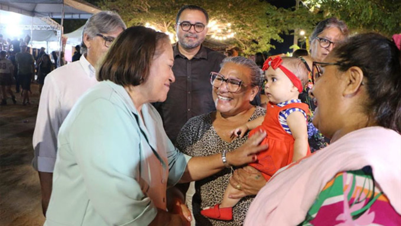 Imagem 1 - Na noite desta sexta-feira, a governadora Fátima Bezerra visitou a Feira do Bode 2024, onde tem investimento do Governo do Estado. Sobre a transferência dos serviços do Hospital Tarcício Maia, primeiro serão transferidos os serviços de pediatria e posteriormente, possivelmente em dezembro, será feito a transferência de outros serviços. Ao todo, o Governo do Estado e o mandato do senador Styvenson Valentin estão investimento cerca de R$ 16 milhões em obras físicas e compra de novos equipamentos. Após transferir a pediatria, começa o trabalho para transferir também outros serviços até o início do ano que vem. Imagem 1 - Na noite desta sexta-feira, a governadora Fátima Bezerra visitou a Feira do Bode 2024, onde tem investimento do Governo do Estado. Sobre a transferência dos serviços do Hospital Tarcício Maia, primeiro serão transferidos os serviços de pediatria e posteriormente, possivelmente em dezembro, será feito a transferência de outros serviços. Ao todo, o Governo do Estado e o mandato do senador Styvenson Valentin estão investimento cerca de R$ 16 milhões em obras físicas e compra de novos equipamentos. Após transferir a pediatria, começa o trabalho para transferir também outros serviços até o início do ano que vem.