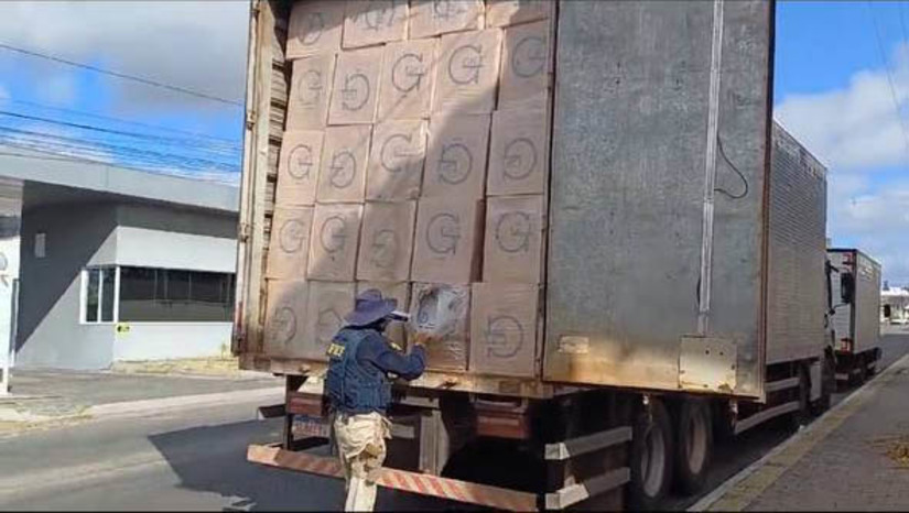 Imagem 1 -  PRF apreende mais de 535 mil maços de cigarros contrabandeados em Mossoró. Segundo o chefe da delegacia da PRF no município, Rodrigo Fernandes, foram duas ocorrências distintas, ambas na BR 110, sendo uma registrada por volta das 22h30 do dia 9 e outra às 7h15 do dia 11 de agosto. Os policiais realizavam ações de segurança viária para a Festa do Bode, quando abordaram os caminhões que estavam transportando as cargas. Ao todo, foram apreendidos 535.500 maços de diversas marcas de cigarro, sem nota fiscal. Os dois motoristas, ambos com 40 anos de idade, foram presos e conduzidos à sede da Polícia Federal. Após a realização da perícia, os cigarros serão incinerados.
