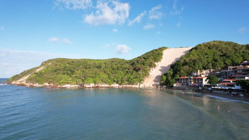 Imagem 1 -  Idema reemite licença e obra de engorda da praia de Ponta Negra já pode ser iniciada. A Licença de Instalação e Operação das obras de Drenagem e Aterro Hidráulico da praia foi reemitida nesta terça-feira (13), após a prefeitura apresentar documentos e relatórios complementares que atendem às condicionantes impostas pelo órgão ambiental. A licença é válida até 23 de julho de 2034. A obra prevê o alargamento da faixa de areia ao longo de quatro quilômetros da enseada de Ponta Negra.