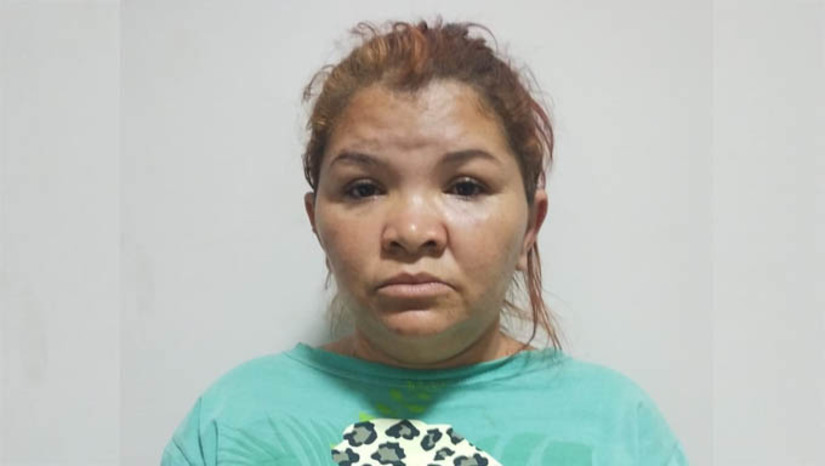 Imagem 1 - Além do mandado de prisão definitiva, expedido pela Comarca do município cearense, Fernanda Alves da Silva, de 37 anos, é suspeita de envolvimento em atividades de tráfico na região da Vila Mato Grosso, localizada no município de Serra do Mel, onde se escondeu após cometer os crimes no estado do Ceará. Ela foi presa pela equipe da delegacia do município, nesta quarta-feira (14), após os policiais receberem informações sobre o mandado de prisão e conseguirem localizá-la. Imagem 1 - Além do mandado de prisão definitiva, expedido pela Comarca do município cearense, Fernanda Alves da Silva, de 37 anos, é suspeita de envolvimento em atividades de tráfico na região da Vila Mato Grosso, localizada no município de Serra do Mel, onde se escondeu após cometer os crimes no estado do Ceará. Ela foi presa pela equipe da delegacia do município, nesta quarta-feira (14), após os policiais receberem informações sobre o mandado de prisão e conseguirem localizá-la.