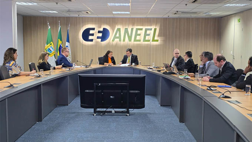 Imagem 1 -  Fátima se reúne com diretor-geral da Aneel para discutir sobre energias renováveis no RN. O encontro aconteceu nesta quarta-feira (14), em Brasília. Durante a reunião, a governadora destacou que os cortes na geração de energia que afetam o Rio Grande do Norte e outros estados produtores, como Bahia, Ceará e Piauí, têm prejudicado os investimentos no setor e comprometido o potencial energético do estado. Em agosto do ano passado, o ONS reduziu a exportação de energia eólica e solar do Nordeste para outras regiões do país, após um apagão que afetou 23 estados e o Distrito Federal. A governadora apresentou duas propostas para mitigar esses problemas.