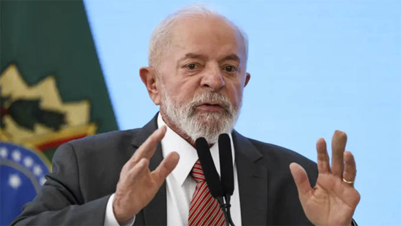 Imagem 1 - Lula diz que ainda não reconhece vitória de Maduro e venezuelano deve ‘explicação ao mundo’. O Conselho Nacional Eleitoral da Venezuela declarou Maduro reeleito com 51,21% dos votos. O principal candidato opositor, Edmundo González Urrutia obteve 44,2% dos votos. A oposição e várias nações questionam a legitimidade da vitória e cobram transparência no processo, incluindo o Brasil, com a divulgação das atas de cada uma das mais de 30 mil seções eleitorais. “As urnas na Venezuela, quando você vota em uma máquina eletrônica como aqui, tem um tíquete; aquele tíquete é colocado em uma urna. Então, você tem o voto eletrônico e você tem a urna. O que nós queremos é que o Conselho Nacional que cuidou nas eleições diga publicamente quem é que ganhou nas eleições, porque até agora ninguém disse quem ganhou”, disse Lula em entrevista à Rádio T, em Curitiba, no Paraná. Imagem 1 - Lula diz que ainda não reconhece vitória de Maduro e venezuelano deve ‘explicação ao mundo’. O Conselho Nacional Eleitoral da Venezuela declarou Maduro reeleito com 51,21% dos votos. O principal candidato opositor, Edmundo González Urrutia obteve 44,2% dos votos. A oposição e várias nações questionam a legitimidade da vitória e cobram transparência no processo, incluindo o Brasil, com a divulgação das atas de cada uma das mais de 30 mil seções eleitorais. “As urnas na Venezuela, quando você vota em uma máquina eletrônica como aqui, tem um tíquete; aquele tíquete é colocado em uma urna. Então, você tem o voto eletrônico e você tem a urna. O que nós queremos é que o Conselho Nacional que cuidou nas eleições diga publicamente quem é que ganhou nas eleições, porque até agora ninguém disse quem ganhou”, disse Lula em entrevista à Rádio T, em Curitiba, no Paraná.