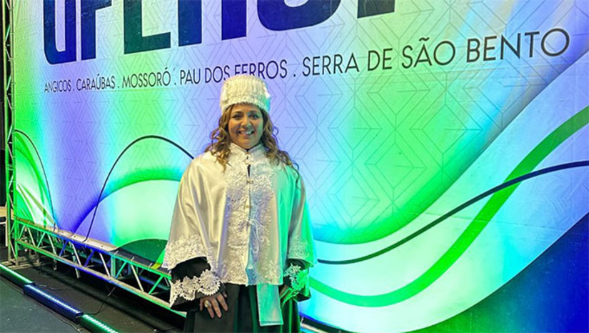 Imagem 1 - No processo, o Ministério Público Federal diz a reitora Ludimila Oliveira “praticou diversos atos de improbidade administrativa atentatórios aos princípios da administração pública, violando os deveres de honestidade, impessoalidade, legalidade e às instituições”. O MPF acrescenta ainda que Ludimila Oliveira teria “praticado atos visando fim proibido em lei, além de ter retardado, indevidamente, ato de ofício, para satisfazer única e exclusivamente interesse pessoal”. Após analisar os fatos narrados, o juiz João Batista decidiu pela absolvição da reitora Ludimila Oliveira, que comemora o resultado, dizendo que "Deus é Justo o tempo todo". Imagem 1 - No processo, o Ministério Público Federal diz a reitora Ludimila Oliveira “praticou diversos atos de improbidade administrativa atentatórios aos princípios da administração pública, violando os deveres de honestidade, impessoalidade, legalidade e às instituições”. O MPF acrescenta ainda que Ludimila Oliveira teria “praticado atos visando fim proibido em lei, além de ter retardado, indevidamente, ato de ofício, para satisfazer única e exclusivamente interesse pessoal”. Após analisar os fatos narrados, o juiz João Batista decidiu pela absolvição da reitora Ludimila Oliveira, que comemora o resultado, dizendo que "Deus é Justo o tempo todo".