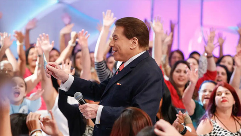 Imagem 1 - Conhecido como o homem do Baú da Felicidade, Silvio Santos nasceu na Lapa, no Rio de Janeiro, em 1930. Senor Abravanel - seu nome de batismo - era filho de imigrantes judeus e tinha cinco irmãos. Dono de uma voz e risada marcantes, a história dele se confunde, desde os anos 60, com a da própria televisão no Brasil. Todos os órgãos de Governo publicaram nota de pesar. Imagem 1 - Conhecido como o homem do Baú da Felicidade, Silvio Santos nasceu na Lapa, no Rio de Janeiro, em 1930. Senor Abravanel - seu nome de batismo - era filho de imigrantes judeus e tinha cinco irmãos. Dono de uma voz e risada marcantes, a história dele se confunde, desde os anos 60, com a da própria televisão no Brasil. Todos os órgãos de Governo publicaram nota de pesar.