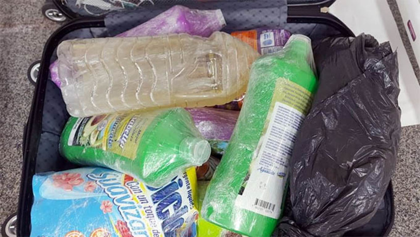Imagem 1 - Espanhol é preso com 9,8 litros de cocaína diluída em recipientes de detergente e shampoo. A prisão, realizada pela Polícia Federal, aconteceu na madrugada do sábado (170, no Aeroporto Internacional Aluízio Alves, em São Gonçalo do Amarante, mas só foi divulgada nesta segunda (19). O homem, de 27 anos, disse que recebeu a mala de um desconhecido em Ponta Negra, em Natal, mas negou saber que a bagagem tivesse droga, alegando que apenas fazia um favor para uma pessoa que conheceu num aplicativo de relacionamento e que esta teria pedido para que levasse a mala até Lisboa, Portugal. Ele foi autuado por tráfico internacional de drogas. Imagem 1 - Espanhol é preso com 9,8 litros de cocaína diluída em recipientes de detergente e shampoo. A prisão, realizada pela Polícia Federal, aconteceu na madrugada do sábado (170, no Aeroporto Internacional Aluízio Alves, em São Gonçalo do Amarante, mas só foi divulgada nesta segunda (19). O homem, de 27 anos, disse que recebeu a mala de um desconhecido em Ponta Negra, em Natal, mas negou saber que a bagagem tivesse droga, alegando que apenas fazia um favor para uma pessoa que conheceu num aplicativo de relacionamento e que esta teria pedido para que levasse a mala até Lisboa, Portugal. Ele foi autuado por tráfico internacional de drogas.