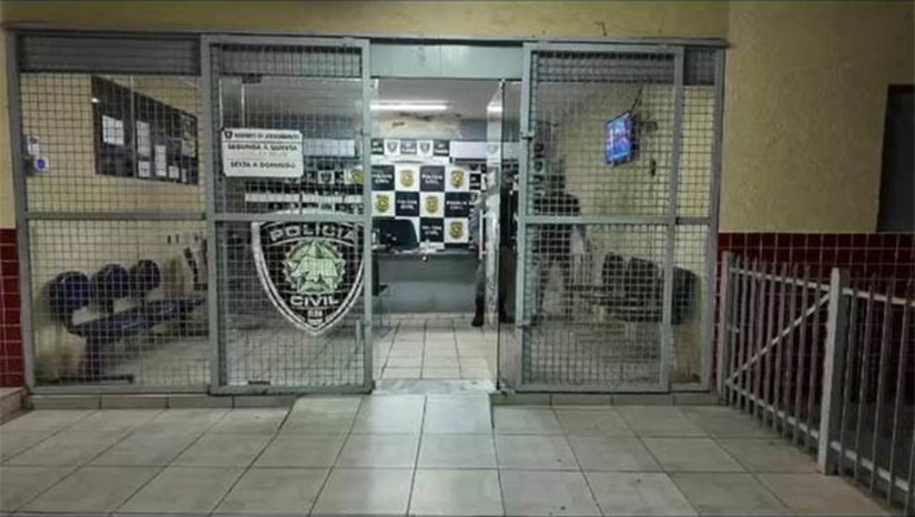 Imagem 1 -  Pai de criança com1O caso aconteceu neste domingo (18), na comunidade rural do Jucuri, em Mossoró. De acordo com o delegado Luiz Antônio, um homem estava atirando em via pública, com uma espingarda de fabricação caseira. Um vizinho dele, que é pai de uma criança com Transtorno do Espectro do Autismo (TEA), foi reclamar que o barulho estava perturbando a criança. Os dois homens acabaram discutindo e entrando em luta corporal, momento em que a arma explodiu, ferindo ambos. Ainda segundo o delegado, o pai da criança acabou tendo a mão decepada pela explosão. Ele foi socorrido para o HRTM, onde passou por um procedimento cirúrgico. O dono da arma foi autuado, inicialmente, pelos crimes de lesão corporal de natureza grave e por estar atirando em via pública. autismo vai reclamar com vizinho por estar atirando na rua e tem a mão decepada. 