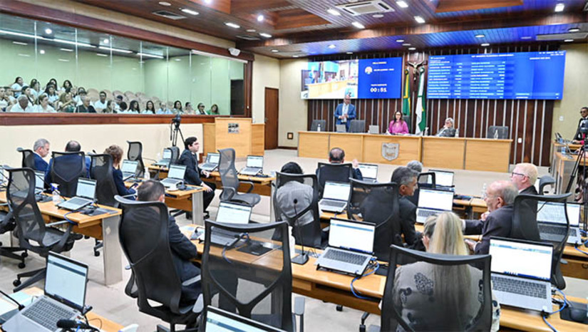 Imagem 1 - "Assédio Não": deputado aprovam PL sobre enfrentamento ao assédio nos órgãos públicos do RN. O texto, aprovado nesta terça-feira (20), dispõe sobre medidas de prevenção e enfrentamento ao assédio moral, sexual e outras formas de violência nos órgãos públicos do Estado. A matéria, que é de autoria do Executivo, segue agora para sanção da governadora Fátima Bezerra (PT). O documento institui penalidades rigorosas para aqueles que não respeitarem as medidas, além de estabelecer procedimentos para a apuração e aplicação dessas penalidades, visando justiça e imparcialidade no tratamento dos casos. Imagem 1 - "Assédio Não": deputado aprovam PL sobre enfrentamento ao assédio nos órgãos públicos do RN. O texto, aprovado nesta terça-feira (20), dispõe sobre medidas de prevenção e enfrentamento ao assédio moral, sexual e outras formas de violência nos órgãos públicos do Estado. A matéria, que é de autoria do Executivo, segue agora para sanção da governadora Fátima Bezerra (PT). O documento institui penalidades rigorosas para aqueles que não respeitarem as medidas, além de estabelecer procedimentos para a apuração e aplicação dessas penalidades, visando justiça e imparcialidade no tratamento dos casos.