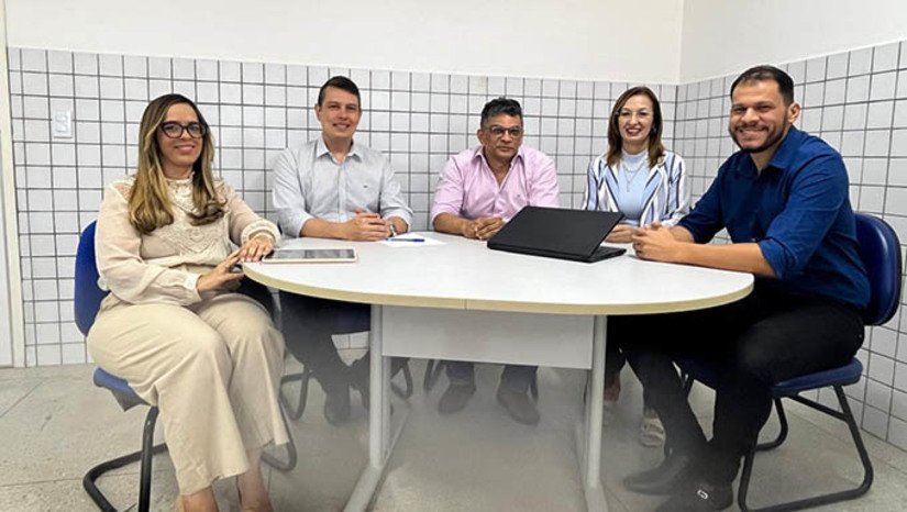 Imagem 1 -  O reitor nomeado da Ufersa assumirá o cargo no dia 31 de agosto. Nesta terça-feira (20), Rodrigo Codes e o professor Nildo Dias, vice-reitor eleito, divulgaram os nomes que irão compor a alta administração da instituição em suas gestões. A nova equipe do primeiro escalão da instituição é integralmente composta pelo quadro efetivo de pessoal da casa. “A Ufersa tem uma importância transformadora para o desenvolvimento da nossa região. Com esse foco, teremos uma Gestão de profissionais comprometidos, reconhecidos em suas competências e, o mais importante, com muita motivação para entregar o melhor resultado”, disse o professor Codes.