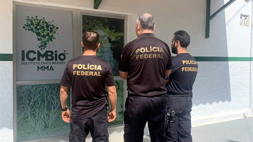 Imagem 1 - Chefe do ICMBio em Mossoró é afastado por suspeita de uso irregular de recursos da instituição. A Operação Full Tank, deflagrada nesta quarta-feira (21), pela Polícia Federal, cumpriu um mandado de busca e apreensão, expedido pela 8ª Vara da Justiça Federal em Mossoró, na sede do ICMBio. De acordo com dados preliminares já obtidos por meio das investigações, incluindo imagens dos abastecimentos, pelo menos dois servidores teriam utilizado cartões de abastecimento de equipamentos do Instituto para abastecer veículos pessoais. Segundo a PF, o principal envolvido é o chefe da unidade em Mossoró, que, entre os anos de 2021 e 2024, teria realizado abastecimentos irregulares, que totalizaram mais de R$ 23 mil. A justiça determinou o afastamento dele da instituição até a conclusão das investigações. Imagem 1 - Chefe do ICMBio em Mossoró é afastado por suspeita de uso irregular de recursos da instituição. A Operação Full Tank, deflagrada nesta quarta-feira (21), pela Polícia Federal, cumpriu um mandado de busca e apreensão, expedido pela 8ª Vara da Justiça Federal em Mossoró, na sede do ICMBio. De acordo com dados preliminares já obtidos por meio das investigações, incluindo imagens dos abastecimentos, pelo menos dois servidores teriam utilizado cartões de abastecimento de equipamentos do Instituto para abastecer veículos pessoais. Segundo a PF, o principal envolvido é o chefe da unidade em Mossoró, que, entre os anos de 2021 e 2024, teria realizado abastecimentos irregulares, que totalizaram mais de R$ 23 mil. A justiça determinou o afastamento dele da instituição até a conclusão das investigações.