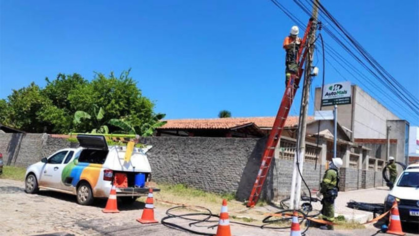 Imagem 1 - Cosern remove mais de 52 toneladas de cabos de telecomunicações irregulares em 3,5 anos. A remoção foi realizada em todos os municípios potiguares. Segundo a Companhia, a colocação irregular desses itens nas estruturas de distribuição de energia elétrica pode se tornar um risco à segurança da população, pois pode causar sobrepeso e outros danos à estrutura dos postes. É imprescindível que as empresas de telecomunicações obtenham o aval técnico da Neoenergia Cosern autorizando o compartilhamento dos postes para tal fim. Imagem 1 - Cosern remove mais de 52 toneladas de cabos de telecomunicações irregulares em 3,5 anos. A remoção foi realizada em todos os municípios potiguares. Segundo a Companhia, a colocação irregular desses itens nas estruturas de distribuição de energia elétrica pode se tornar um risco à segurança da população, pois pode causar sobrepeso e outros danos à estrutura dos postes. É imprescindível que as empresas de telecomunicações obtenham o aval técnico da Neoenergia Cosern autorizando o compartilhamento dos postes para tal fim.
