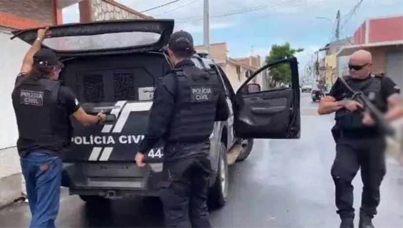 Imagem 1 - PC intensifica combate ao tráfico de drogas em Areia Branca e prende mais um suspeito em flagrante. O suspeito, um homem de 20 anos, é conhecido da polícia pela prática do crime de tráfico de drogas e também já é investigado por outros crimes. A prisão aconteceu por volta das 15h. Durante a ação, os policiais apreenderam diversos materiais e objetos usados como meio empregado e relacionados ao tráfico, além de maconha e crack já embaladas para venda. Imagem 1 - PC intensifica combate ao tráfico de drogas em Areia Branca e prende mais um suspeito em flagrante. O suspeito, um homem de 20 anos, é conhecido da polícia pela prática do crime de tráfico de drogas e também já é investigado por outros crimes. A prisão aconteceu por volta das 15h. Durante a ação, os policiais apreenderam diversos materiais e objetos usados como meio empregado e relacionados ao tráfico, além de maconha e crack já embaladas para venda.