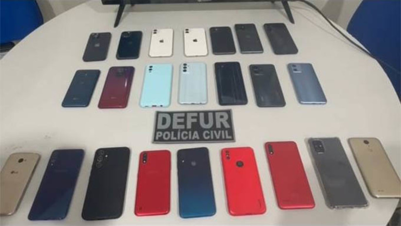 Imagem 1 - Operação da Defur no “Vuco-Vuco” resulta na recuperação de 23 celulares. Os equipamentos foram recuperados na manhã desta quinta-feira (22), durante a realização da Operação “Recaptare”. A ação, realizada no mercado do “Vuco-Vuco”, visou o combate ao crime de receptação de telefones celulares, considerado o principal fator de incentivo aos furtos e roubos desses aparelhos no município de Mossoró. Mais de 100 aparelhos tiveram seus IMEIs verificados. Três homens foram conduzidos à delegacia, sendo um deles autuado em flagrante pelo crime de receptação qualificada. Os outros dois suspeitos foram ouvidos e liberados em seguida. A polícia civil informou que as vítimas dos furtos não precisam comparecer à delegacia, pois os proprietários dos aparelhos que foram recuperados hoje serão contactados para a restituição dos seus bens. Imagem 1 - Operação da Defur no “Vuco-Vuco” resulta na recuperação de 23 celulares. Os equipamentos foram recuperados na manhã desta quinta-feira (22), durante a realização da Operação “Recaptare”. A ação, realizada no mercado do “Vuco-Vuco”, visou o combate ao crime de receptação de telefones celulares, considerado o principal fator de incentivo aos furtos e roubos desses aparelhos no município de Mossoró. Mais de 100 aparelhos tiveram seus IMEIs verificados. Três homens foram conduzidos à delegacia, sendo um deles autuado em flagrante pelo crime de receptação qualificada. Os outros dois suspeitos foram ouvidos e liberados em seguida. A polícia civil informou que as vítimas dos furtos não precisam comparecer à delegacia, pois os proprietários dos aparelhos que foram recuperados hoje serão contactados para a restituição dos seus bens.