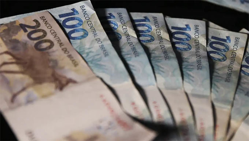   Brasil registra recorde na arrecadação da União com impostos e outras receitas no mês de julho. O resultado alcançado, R$ 231,04 bilhões, representa aumento real de 9,55%, ou seja, descontada a inflação, em valores corrigidos pelo Índice Nacional de Preços ao Consumidor Amplo (IPCA), em comparação com julho de 2023. Também é o melhor desempenho arrecadatório para o acumulado de janeiro a julho. No período, a arrecadação alcançou o valor de R$ 1,53 trilhão, representando um acréscimo pelo IPCA de 9,15%. Os dados foram divulgados nesta quinta-feira (22), pela Receita Federal.